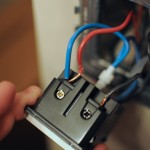 Cómo conectar un interruptor y un tomacorrientes en una misma caja rectangular