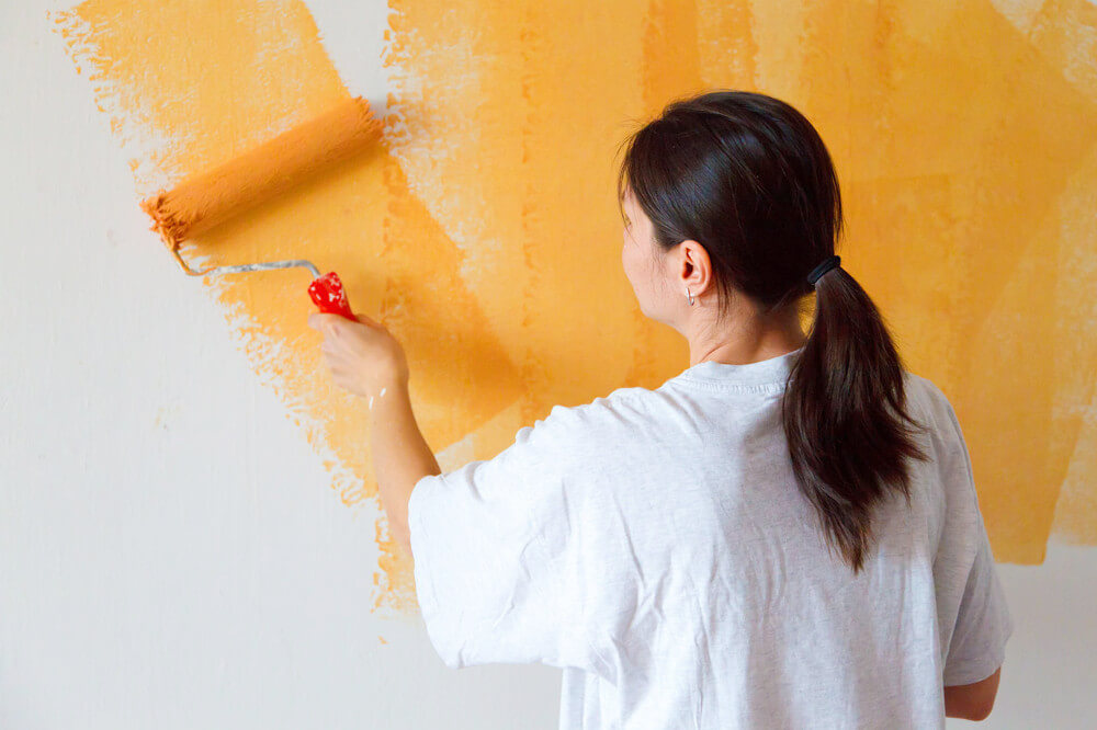 Pintando pared naranja